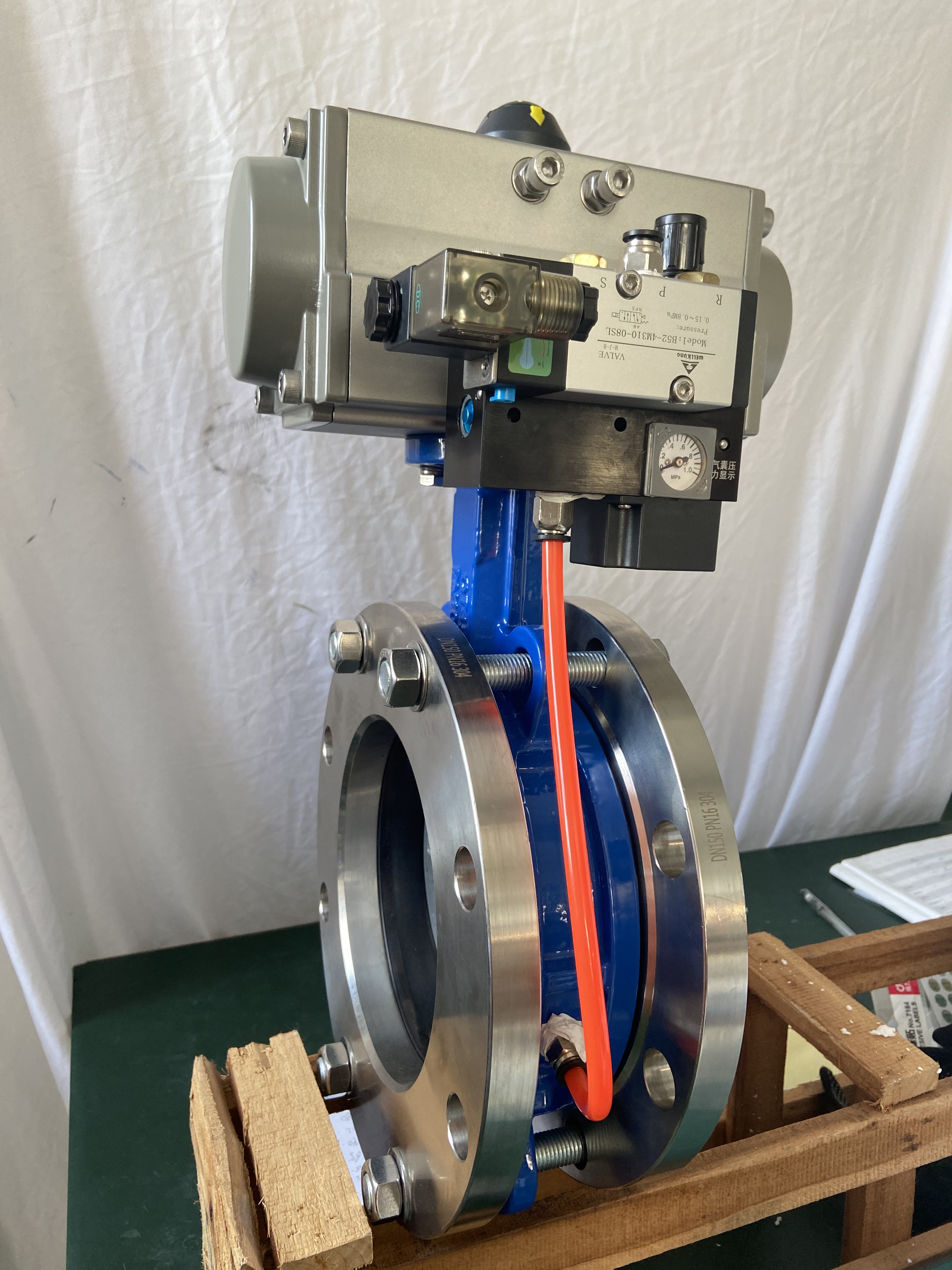 气动膨胀碟阀在粉体粉料输送管道中发挥着重要作用。