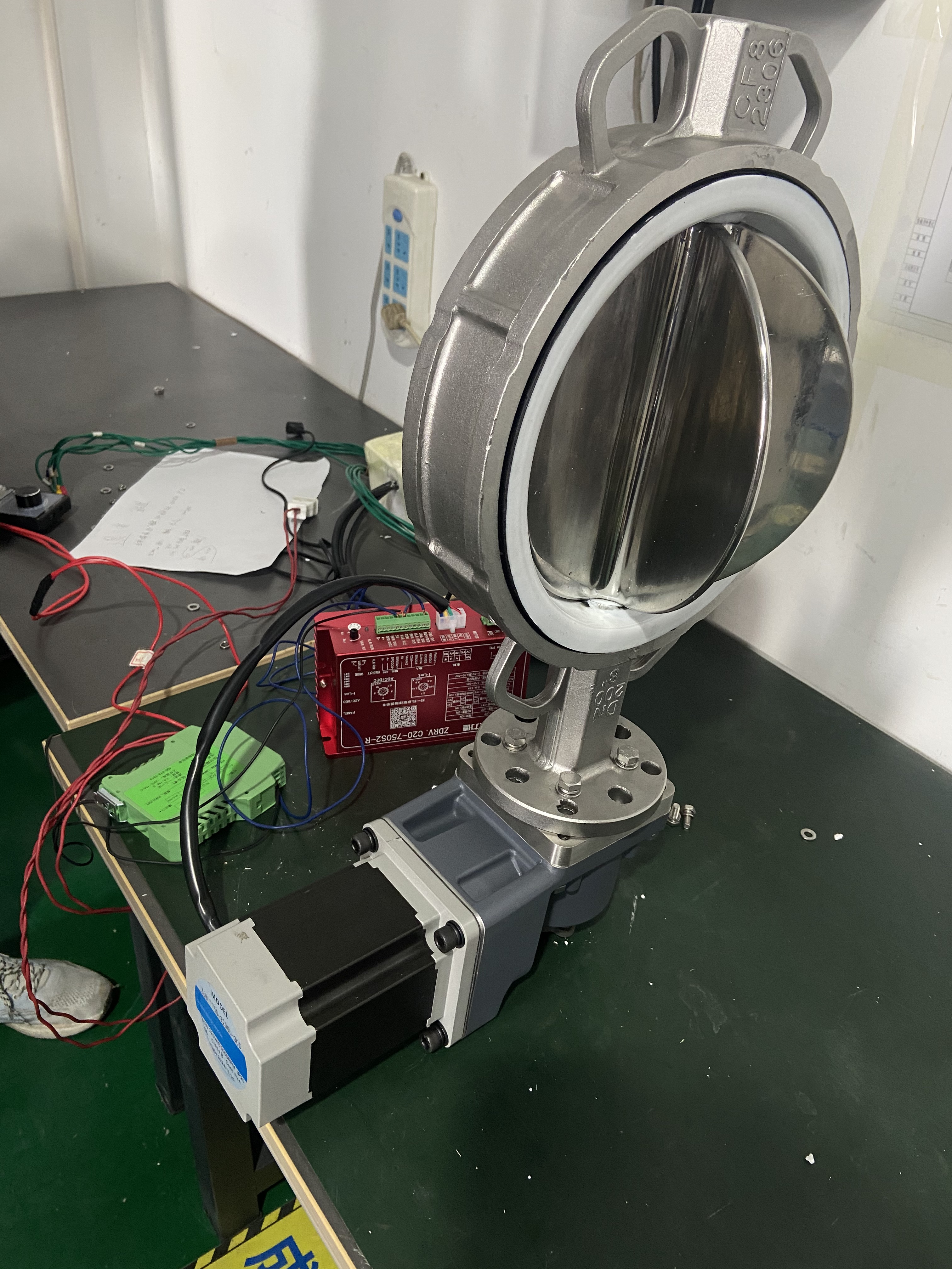 在选择气动多瓣蝶阀和电动多瓣蝶阀时，需要注意什么？