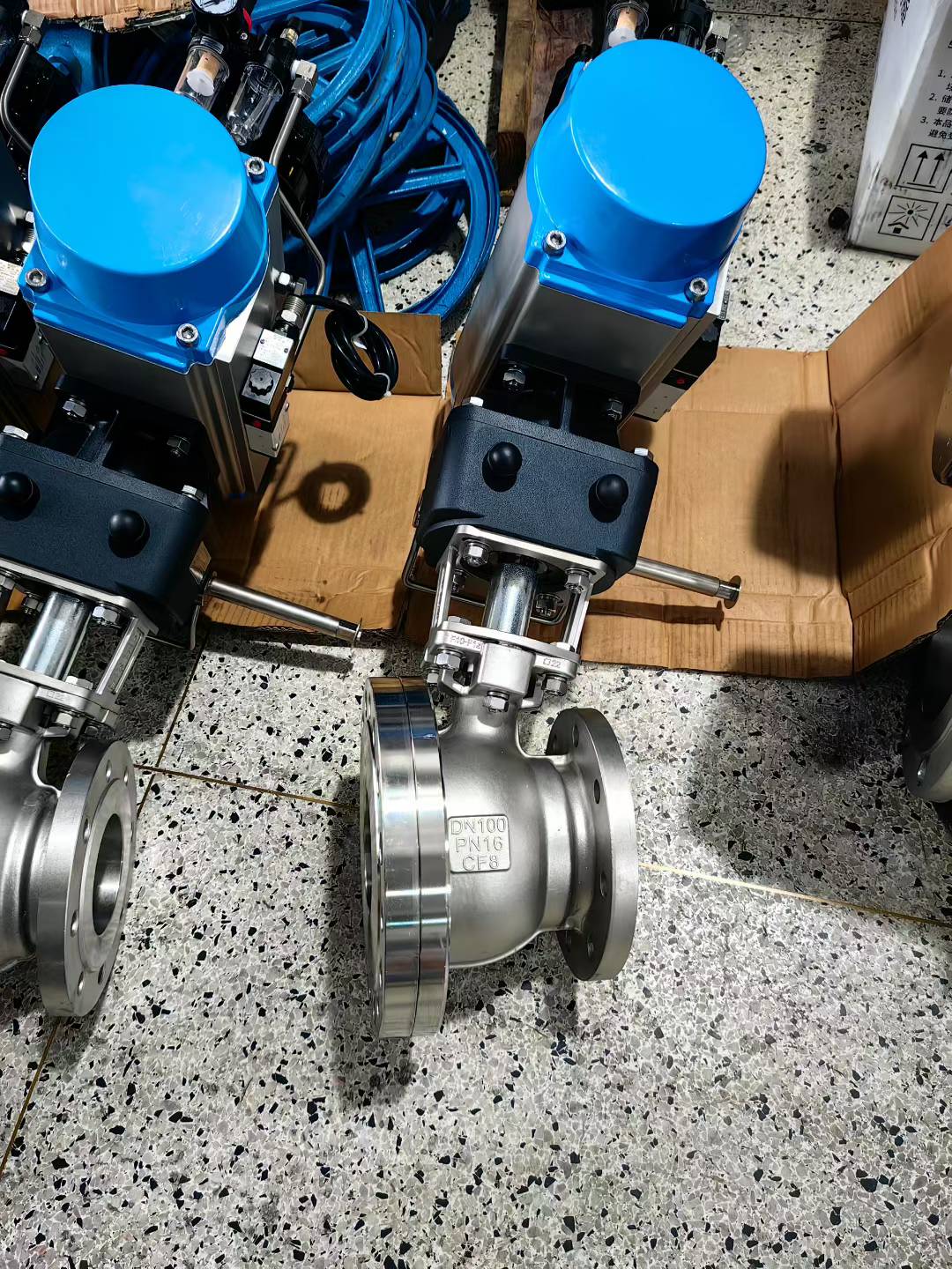 传统反应釜阀门积料多、维护难？玮控气动斜杆放料球阀来破局